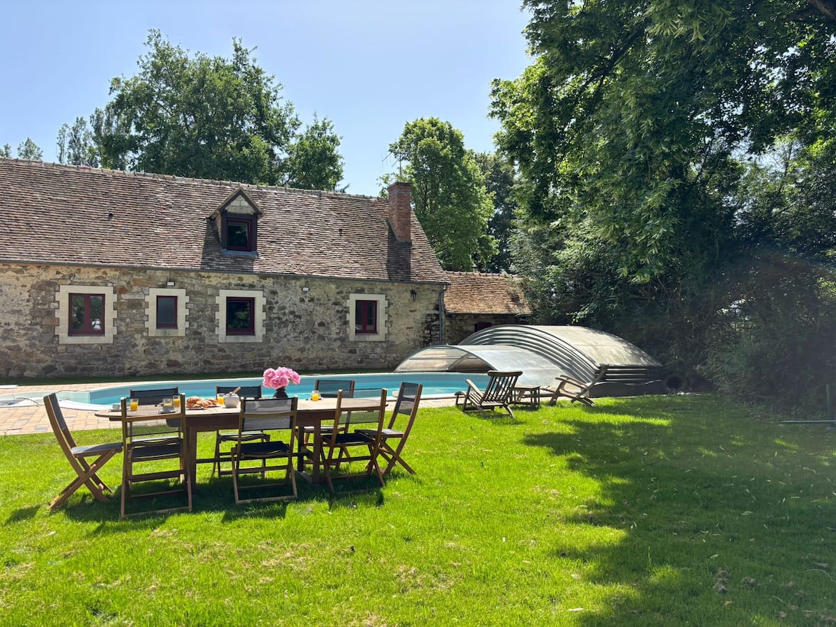 Le domaine de la Mare Ronde, sa ferme en pierre et sa piscine