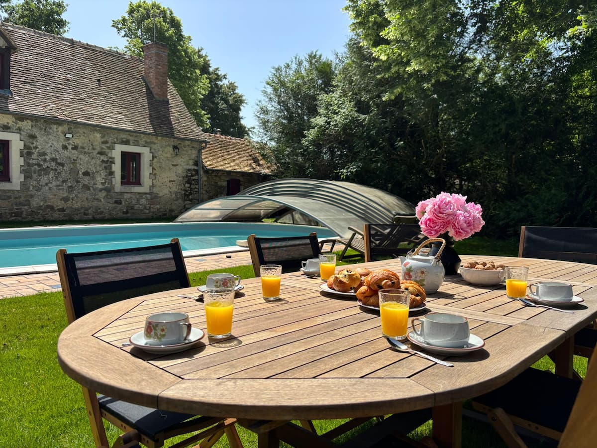 La piscine chauffée et le jardin du domaine