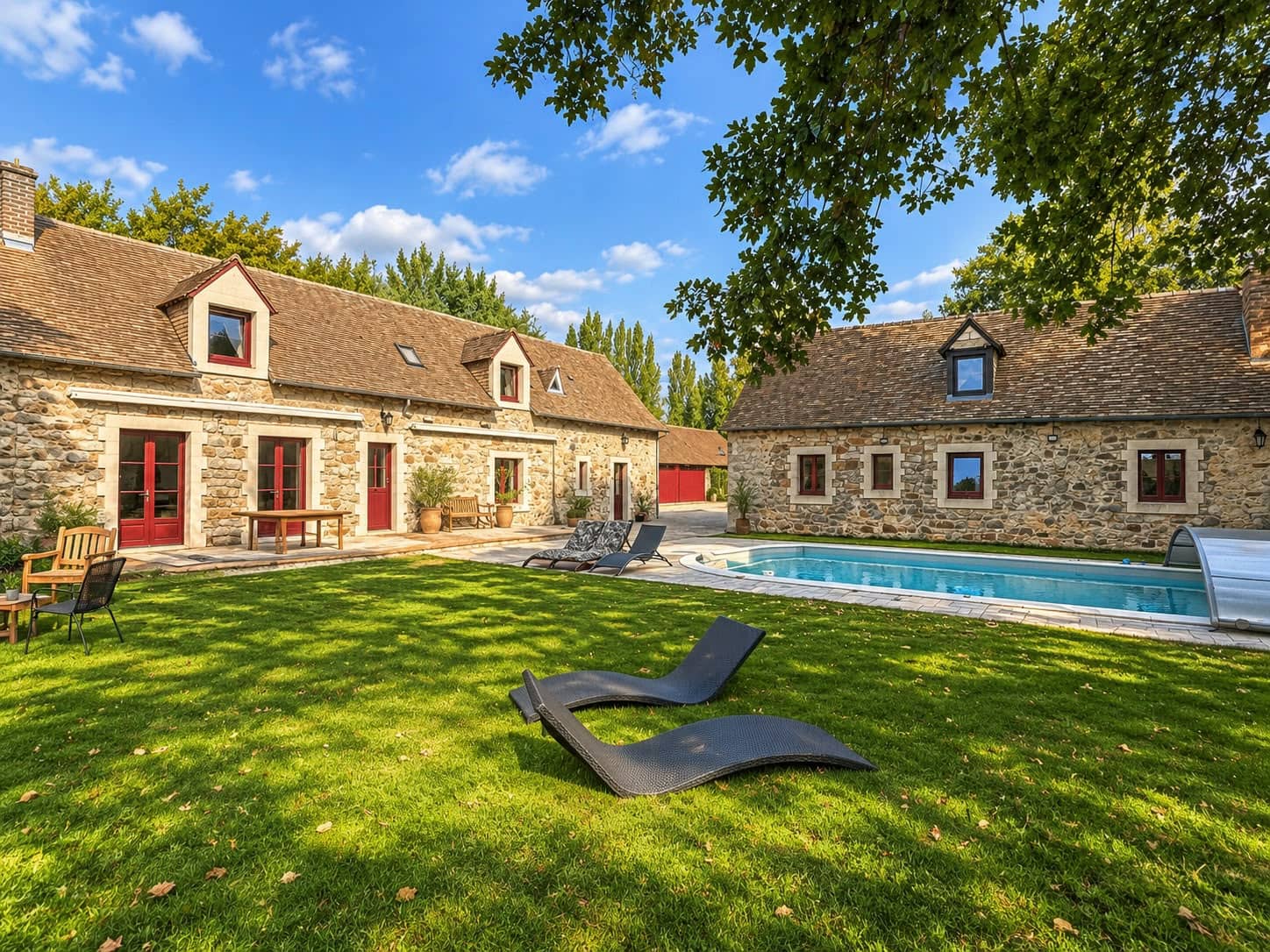 Le hameau en pierre des Gîtes de la Mare Ronde, sa piscine chauffée et son grand jardin arboré